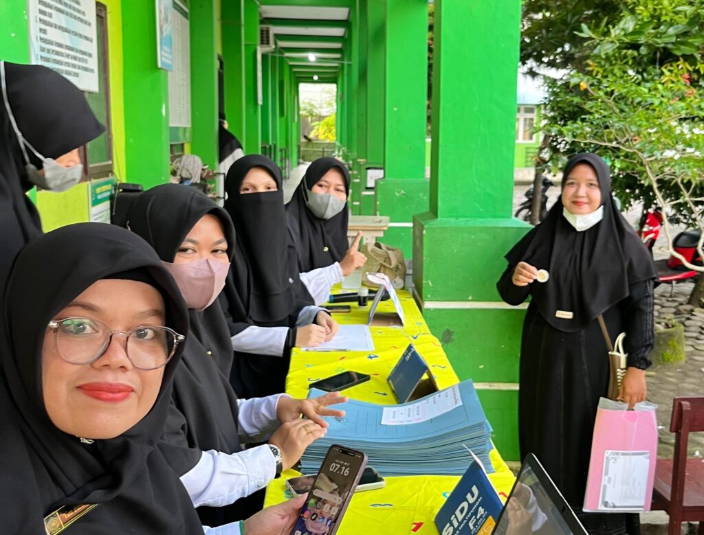 Antusias dan semangat panitia Penerimaan Murid Baru Madrasah (PMBM) MIN 13 Pidie Jaya