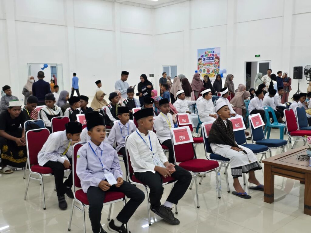 Peserta dan masyarakat memenuhi arena